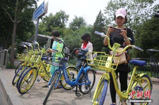 資料圖 6月8日，民眾在北京街頭掃碼租用一款“土豪金”色的共享單車(chē)。 <a target='_blank' href='http://www.chinanews.com/'>中新社</a>記者 楊可佳 攝