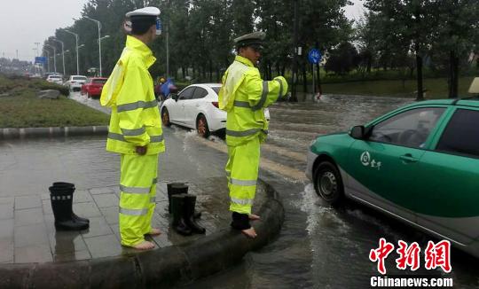 輔警積水中赤腳執(zhí)勤雙腳泡成“豬蹄”感動網友（圖）