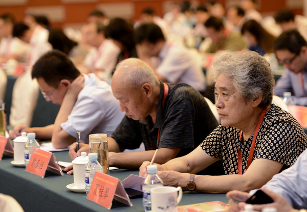 中國國民黨革命委員會北京市第十三次代表大會閉幕會上，黨員認真聽會。26