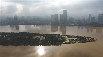 7月2日，湘江長沙站水位超過歷史最高水位，圖為長沙橘子洲景點被淹沒。 新京報記者 王飛 安鐘汝 攝影報道