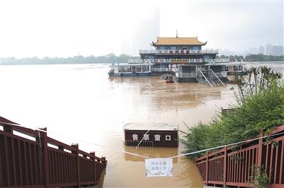 7月2日，長沙湘江西側碼頭上，售票處被河水漫過。