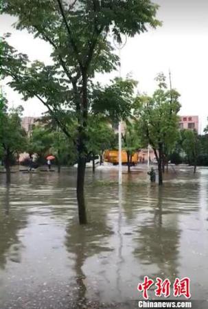 資料圖：一場大雨，南京部分城區(qū)又見“碧波蕩漾”。城管供圖