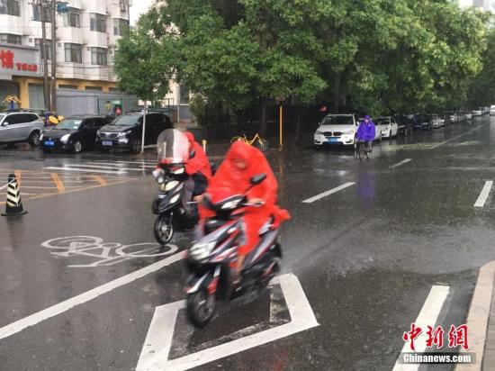 圖為北京市民雨中騎行。 <a target='_blank' href='http://www.chinanews.com/' >中新網(wǎng)</a>記者 富宇 攝