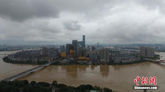 7月3日，因受連日暴雨影響，廣西柳江河柳州段出現(xiàn)超警戒水位。洪水導(dǎo)致沿江低洼地帶被淹，柳州呈現(xiàn)洪水圍城的情景，城市在洪水中如同孤島。當(dāng)天4時(shí)50分許，柳江柳州水文站出現(xiàn)85.56米左右的洪峰水位(警戒水位82.5米)。連日來(lái)廣西多地遭遇大到暴雨襲擊，強(qiáng)降雨造成部分河流超警戒水位。 王以照 攝