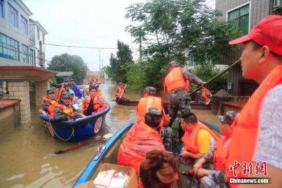 6月26日，受持續(xù)暴雨影響，浙江蘭溪汛情嚴(yán)重，浙江省紹興軍分區(qū)迅速集結(jié)越城區(qū)柯橋區(qū)諸暨市應(yīng)急分隊(duì)，跨區(qū)救援蘭溪。<a target='_blank' href='http://www.chinanews.com/'>中新社</a>發(fā) 夏先龍 攝