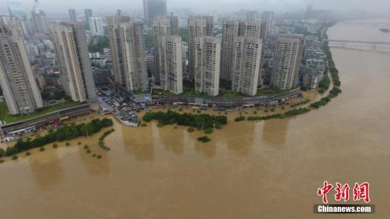 7月3日，因受連日暴雨影響，廣西柳江河柳州段出現(xiàn)超警戒水位。圖為被水淹的柳州市濱江東路。 王以照 攝