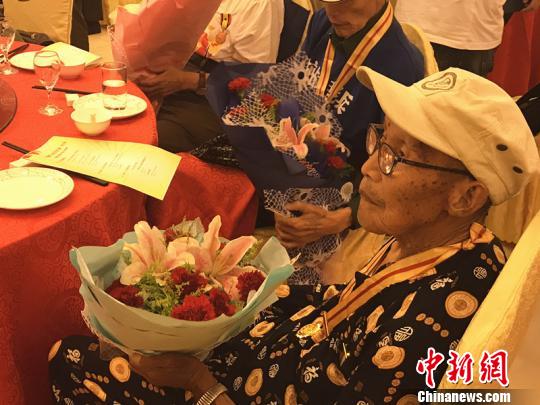 102歲的抗戰(zhàn)老兵劉靖。　楊顏慈 攝