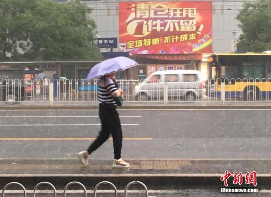 資料圖：6月23日清晨，北京降雨持續(xù)，并出現(xiàn)了短時大雨。 <a target='_blank' href='http://www.chinanews.com/' >中新網(wǎng)</a>記者 富宇 攝