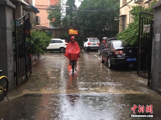 資料圖：6月23日清晨，北京降雨持續(xù)，并出現(xiàn)了短時大雨。 <a target='_blank' href='http://www.chinanews.com/' >中新網(wǎng)</a>記者 富宇 攝