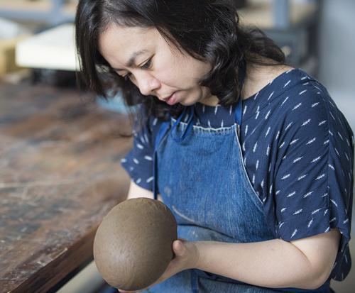 7月6日，來自臺灣的藝術(shù)家王怡惠正為自己的作品塑形。