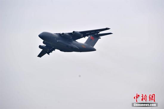 “胖妞”運-20震撼騰空。 <a target='_blank' href='http://www.chinanews.com/' >中新網</a>記者 金碩 攝