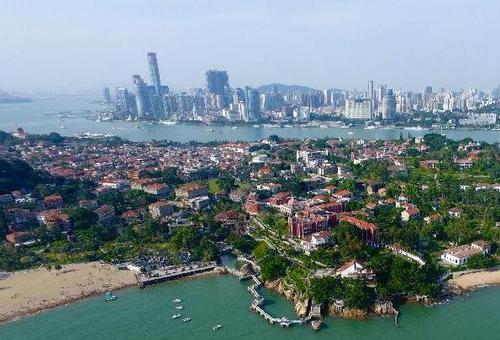 空中俯瞰，鼓浪嶼歷史風(fēng)貌建筑與鷺江海峽對(duì)岸的現(xiàn)代建筑遙相輝映