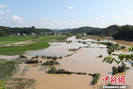 資料圖：黎平縣高屯街道絞便村外被洪水沖毀的農(nóng)田?！≠R俊怡 攝