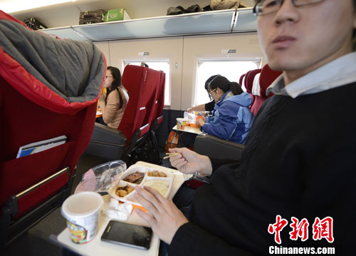 圖為G801次列車一等座席的乘客在品嘗列車提供的餐食。<a target='_blank' href='http://www.chinanews.com/'>中新社</a>發(fā) 侯宇 攝