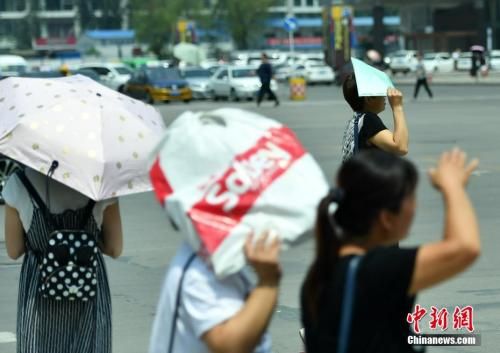 7月11日，河北石家莊民眾高溫中出行。