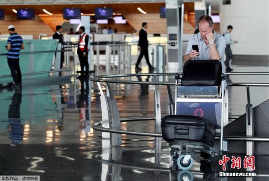 此前，阿聯(lián)酋航空、埃及航空等相繼暫停往返卡塔爾首都多哈的航班，沙特等國甚至禁止卡塔爾航空班機(jī)越過領(lǐng)空，令中東航空樞紐多哈的哈馬德國際機(jī)場(chǎng)陷入混亂。