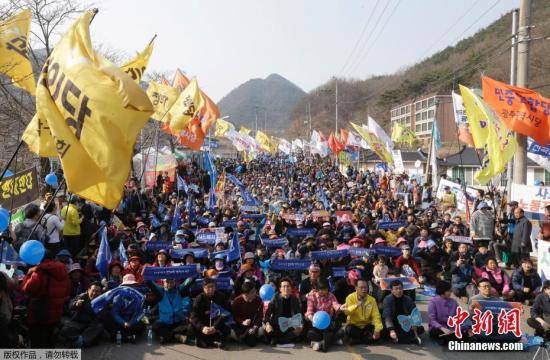 當(dāng)?shù)貢r(shí)間2017年3月18日，韓國(guó)星州郡，民眾集會(huì)抗議，要求取消部署“薩德”。