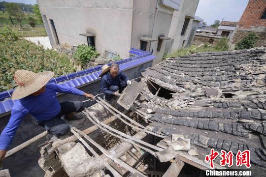 壩塘鎮(zhèn)村民為貧困獨居戶楊斌修復(fù)重建損毀房屋?！钊A峰 攝