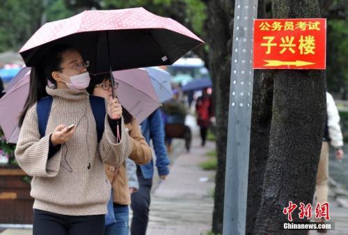 資料圖：2016年11月27日，11月27日，福州一公務(wù)員招考筆試考點，考生在尋找考場。張斌 攝 