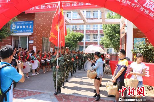 7月17日，江西九江群眾夾道相送武警官兵凱旋。　鐘欣 攝