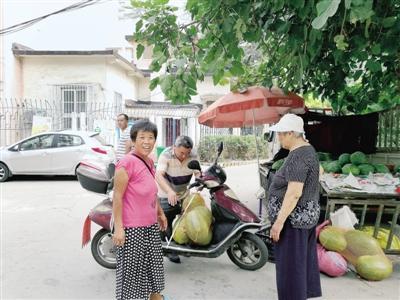 小區(qū)掛條幅歡迎瓜農(nóng)來賣瓜 物業(yè)給瓜農(nóng)端來紅燒肉