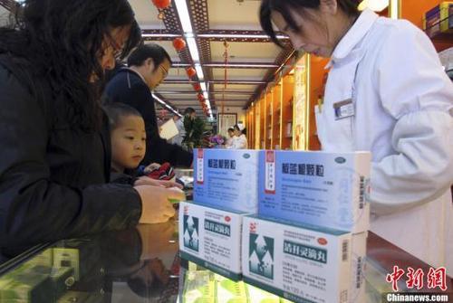 資料圖：北京一家老字號藥店內(nèi)，前來購買藥品的市民絡(luò)繹不絕。<a target='_blank' href='http://www.chinanews.com/'>中新社</a>發(fā) 李慧思 攝