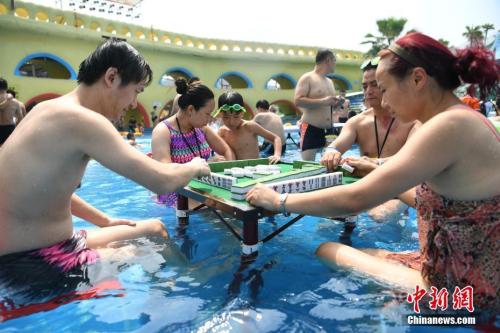 資料圖：2017年8月2日，重慶洋人街一水上樂園舉行夏季消暑活動(dòng)，其中水中玩麻將吸引不少游客參與。陳超 攝