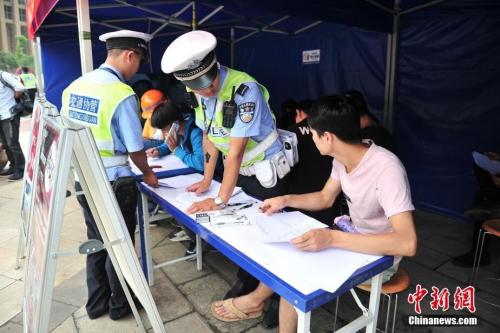 資料圖：昆明市交警支隊(duì)設(shè)點(diǎn)推行整治非機(jī)動車違法新模式》。<a target='_blank' href='http://www.chinanews.com/'>中新社</a>記者 劉冉陽 攝