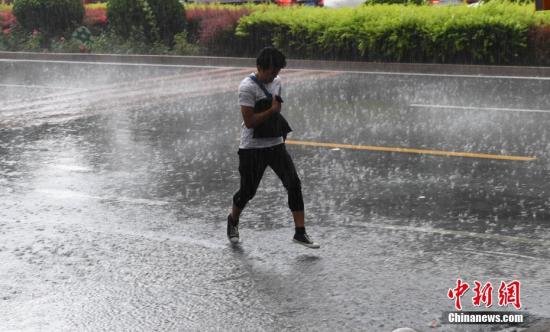 7月14日，蘭州連續(xù)幾日的高溫被一場突如其來的大雨澆灌，高溫暫時緩解。<a target='_blank' href='http://www.chinanews.com/'>中新社</a>記者 楊艷敏 攝