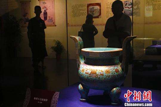 “明韻清風(fēng)——景德鎮(zhèn)窯皇家瓷器藝術(shù)展”10日在安徽合肥開展。此次展覽共展出130余件(套)明清時期景德鎮(zhèn)窯瓷器?！垙?qiáng) 攝