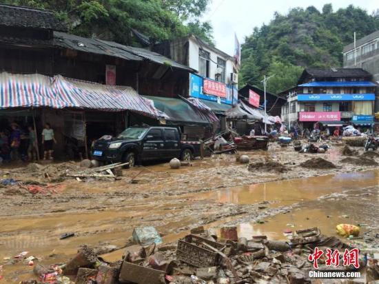 8月12日7時(shí)許，受強(qiáng)降雨影響，廣西柳州市融水苗族自治縣桿洞鄉(xiāng)桿洞村河段水位暴漲，超警戒水位0.97米洪水。洪水來勢(shì)洶洶，涌入當(dāng)?shù)卣诮值?，?dǎo)致部分商鋪、住房被淹，一些未來得及轉(zhuǎn)移車輛被沖走。據(jù)融水官方介紹，當(dāng)天7時(shí)許，桿洞村河段水位上漲至491米，僅僅十分鐘后暴漲至492.3米(警戒水位492米)。山洪暴發(fā)后，當(dāng)?shù)厮蛔罡邼q至492.97米。由于洪水來得突然，許多受災(zāi)戶來不及搬離東西，街上多輛汽車被洪水沖走。7時(shí)35分，當(dāng)?shù)卣畣?dòng)緊急預(yù)案、成立抗洪救災(zāi)組，迅速組織沿河群眾撤離，至7時(shí)50分左右已全部安全撤離，暫無人員傷亡報(bào)告。目前，該鄉(xiāng)仍有零星小雨，河水水位已回落至警戒水位以內(nèi)，當(dāng)...