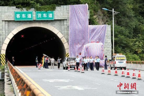 8月10日晚23時許，一輛牌號為豫C88858號的客車自成都駛往洛陽，途經(jīng)京昆高速公路安康段秦嶺一號隧道南口，撞向隧道口發(fā)生交通事故。目前已造成36人死亡13人受傷，傷者已送往當?shù)蒯t(yī)院救治，事故調(diào)查工作正在進行中。張遠 攝