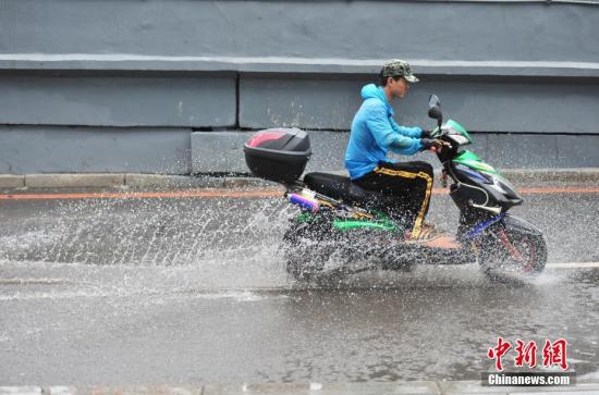 8月17日，遼寧沈陽(yáng)，市民在雨中出行。<a target='_blank' href='http://www.chinanews.com/'>中新社</a>記者 于海洋 攝