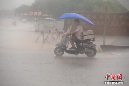 7月31日，暴雨侵襲福州，市民艱難出行。<a target='_blank' href='http://www.chinanews.com/'>中新社</a>記者 王東明 攝