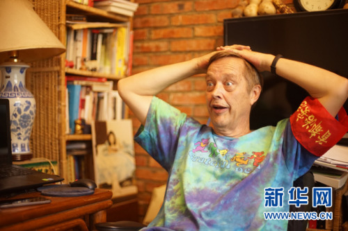 8月23日，62歲的美國大爺高天瑞(Terry crossman)的北京胡同的家中接受新華網(wǎng)專訪。近日，因?yàn)樵谝欢巍拔鞒谴髬尅钡男麄饕曨l中出鏡，老高成為了新晉網(wǎng)紅。視頻中，老高通過一系列什剎海治安志愿活動獲得了“西城大媽”的“紅袖章”而被網(wǎng)友戲稱為“西城‘洋’大媽”。新華網(wǎng)發(fā) 王鐘毅攝