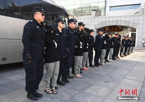 8月29日，在長春火車站，10名電信詐騙犯罪嫌疑人被長春警方從緬甸經(jīng)云南押解回國。據(jù)悉，這十名犯罪嫌疑人自2013年1月開始作案235起，跨24個省、自治區(qū)、直轄市，涉案金額360萬元人民幣。 中新社記者 張瑤 攝