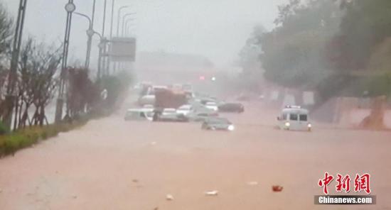 資料圖：四川雅安強(qiáng)降雨，車輛在暴雨中艱難通行。雅安宣傳部 供圖