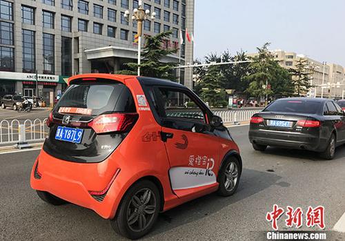 一輛橙色共享汽車正在行駛。 <a target='_blank' href='http://www.chinanews.com/'>中新社</a>記者 翟羽佳 攝