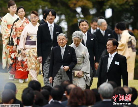 當(dāng)?shù)貢r(shí)間2014年11月6日，日本東京，天皇明仁，皇后美智子、皇太子德仁等皇室成員一同出席秋季皇家游園會(huì)。