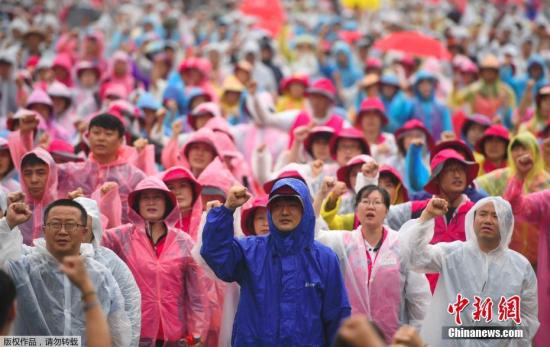 8月15日，在韓國首爾，韓國民眾參加和平游行示威。數(shù)千名韓國民眾15日在首都首爾參加大規(guī)模反對薩德、反對韓美軍演的和平游行示威活動。