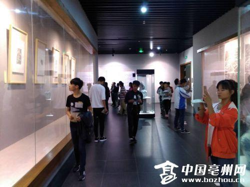 蒙城縣博物館拓片展現(xiàn)場，學(xué)生正在參觀。