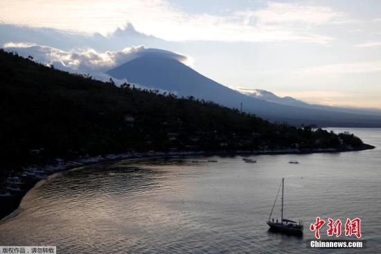 自8月以來，巴厘島阿貢火山地殼活動持續(xù)增強，很可能在沉寂50多年后再度噴發(fā)。阿貢火山噴發(fā)周期約為50年，最近一次強烈噴發(fā)發(fā)生于1963年，造成約1100人死亡。圖為阿貢火山。