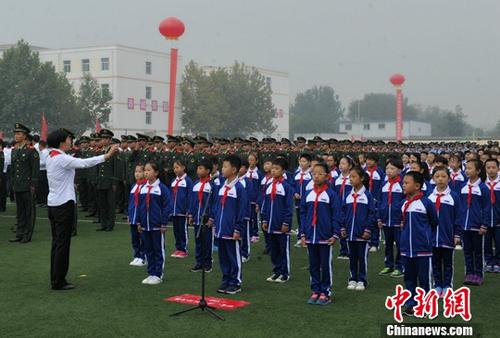 10月1日9時(shí)許，伴隨著雄壯的國(guó)歌，鮮艷的五星紅旗在雄安新區(qū)容城縣容城中學(xué)操場(chǎng)升起。這是雄安新區(qū)設(shè)立之后，首次舉行慶祝國(guó)慶“升國(guó)旗、唱國(guó)歌”儀式。圖為合唱《歌唱祖國(guó)》等曲目。<a target='_blank' href='http://www.chinanews.com/'>中新社</a>記者 韓冰 攝