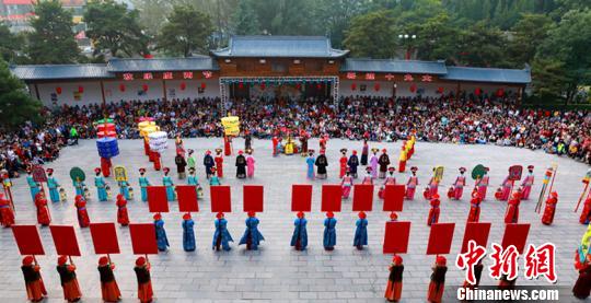 2017年的“國(guó)慶中秋”假日，兩節(jié)的疊加效應(yīng)，超長(zhǎng)的假日時(shí)間，高速免費(fèi)通行的政策，促使人們出游熱情高漲?！〕声i 攝