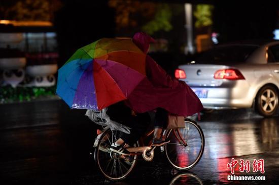 10月10日，市民雨中騎行。俗話說(shuō)“一場(chǎng)秋雨一場(chǎng)寒”，寒露節(jié)氣剛過(guò)，陰雨天氣到訪昆明，氣溫下降，“春城”秋意漸濃。<a target='_blank' href='http://www.chinanews.com/'>中新社</a>記者 劉冉陽(yáng) 攝