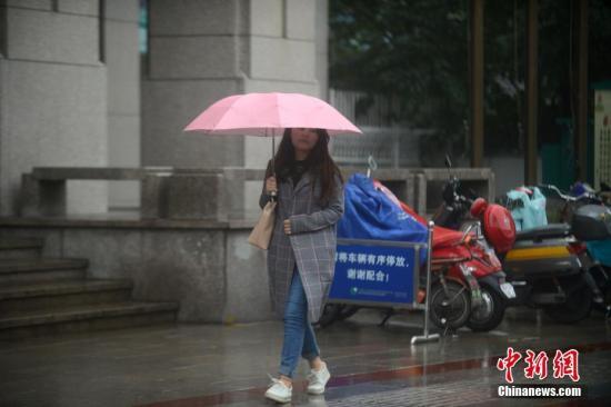 資料圖：江蘇省一市民穿秋裝出行。孟德龍 攝