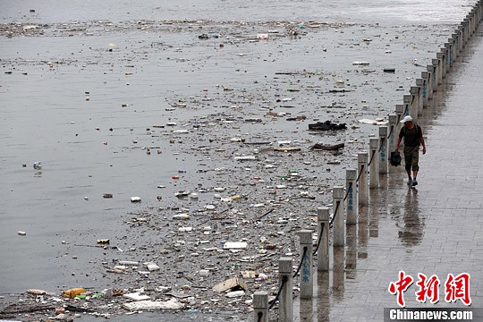 資料圖：山西太原汾河公園河道內(nèi)漂浮大面積垃圾。<a target='_blank' href='http://www.chinanews.com/'>中新社</a>發(fā) 武俊杰 攝