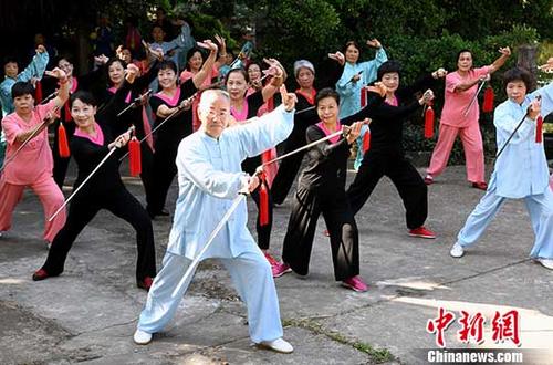 10月25日，福建老年人武術(shù)展演迎重陽(yáng)節(jié)。 <a target='_blank' href='http://www.chinanews.com/'>中新社</a>記者 劉可耕 攝