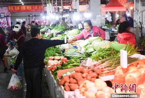 資料圖：重慶一農(nóng)貿(mào)市場內(nèi)菜商正在忙碌賣菜。<a target='_blank' href='http://www.chinanews.com/'>中新社</a>記者 陳超 攝