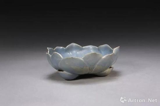 宜興窯仿鈞天藍(lán)釉蓮花式洗，明，高7.1cm,口徑19.3cm,足距10cm.